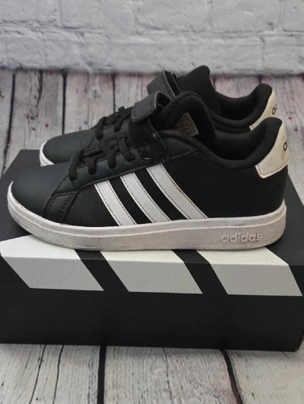 adidas GRAND COURT 2.0 Kids Black/White Shoes - Picture 3 of 7